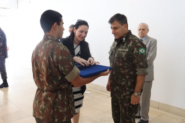 ENTREGA DO MÉRITO ADESGUIANO