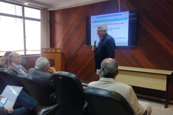 MEMBROS DO CORPO DOCENTE DA ESG SE REÚNEM COM INTEGRANTES DA ADESG